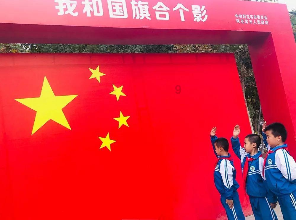 excel怎么冻结前两行？游戏画面