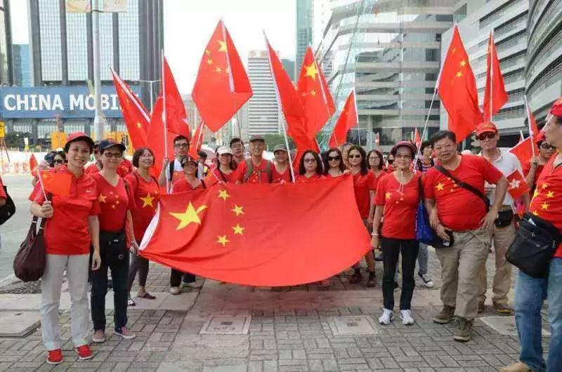 男子边打电话边救下从6楼坠落男童:每个人都会这样做的,应该的
