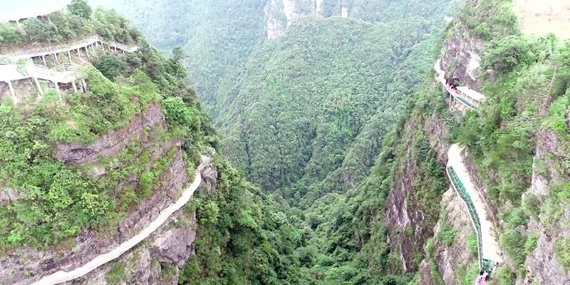 习近平同法国总统马克龙就中法建交60周年互致贺电